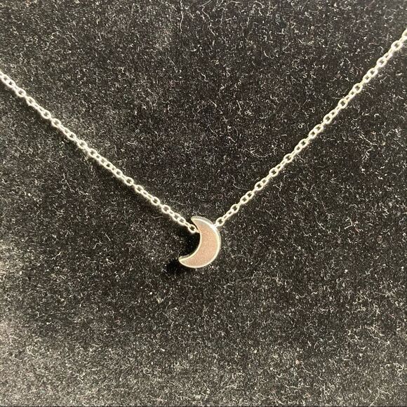𝅺SILVER Tone Crescent Moon Chain Necklace - Picture 3 of 9